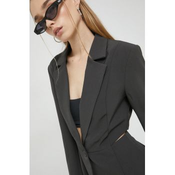 Only sacou culoarea gri, un singur rand de nasturi, neted