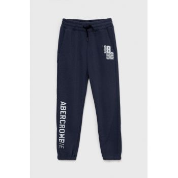 Abercrombie & Fitch pantaloni de trening pentru copii culoarea albastru marin, cu imprimeu ieftini