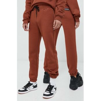 Kangol pantaloni de trening unisex, culoarea maro, neted de firma originali