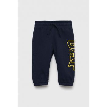 GAP pantaloni de trening pentru copii culoarea albastru marin, cu imprimeu