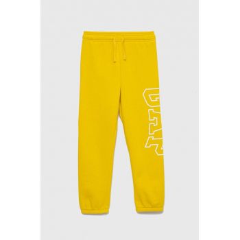 GAP pantaloni de trening pentru copii culoarea galben, cu imprimeu