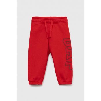 GAP pantaloni de trening pentru copii culoarea rosu, cu imprimeu
