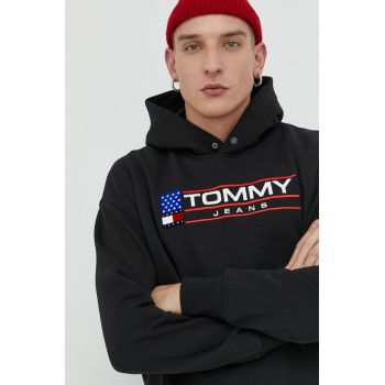 Tommy Jeans bluza barbati, culoarea negru, cu glugă, cu imprimeu ieftin
