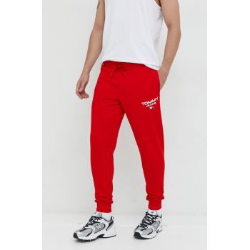 Tommy Jeans pantaloni de trening din bumbac barbati, culoarea rosu, cu imprimeu