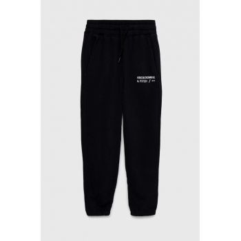 Abercrombie & Fitch pantaloni de trening culoarea negru, cu imprimeu