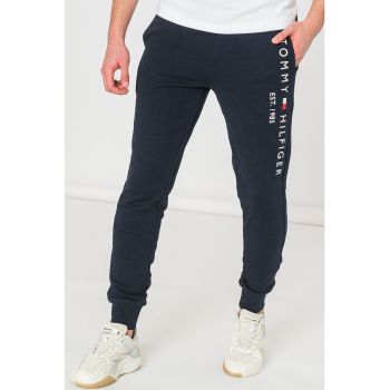 Pantaloni jogger cu snur si logo brodat la reducere