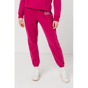 Pantaloni sport cu logo brodat
