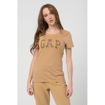 Tricou cu logo si decolteu la baza gatului