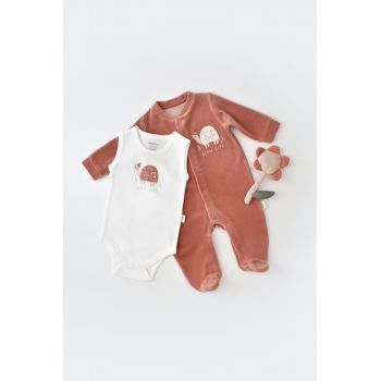 Set Broscuta cu salopeta si body din 80%bumbac organic si 20% poliester - Caramiziu, BabyCosy la reducere