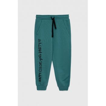 United Colors of Benetton pantaloni de trening pentru copii culoarea turcoaz, cu imprimeu ieftini