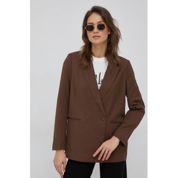 Vero Moda sacou culoarea maro, cu doua randuri de nasturi, neted