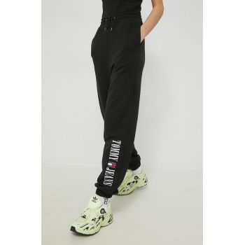 Tommy Jeans pantaloni de trening femei, culoarea negru, cu imprimeu ieftin