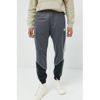 adidas Originals pantaloni de trening barbati, culoarea gri, cu imprimeu