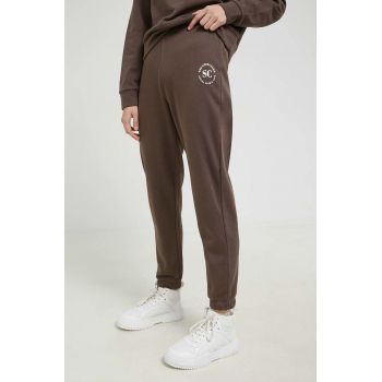 Only pantaloni de trening femei, culoarea maro, cu imprimeu