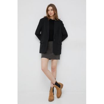Vero Moda sacou culoarea negru, un singur rand de nasturi, neted