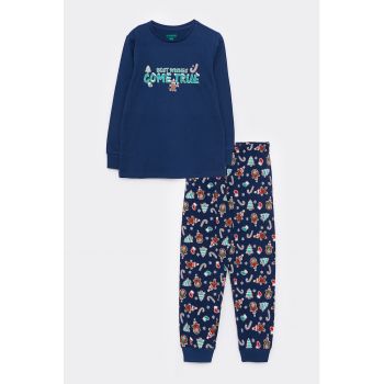 Pijama cu decolteu la baza gatului si tematica de Craciun
