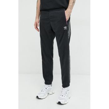 Adidas Originals pantaloni de trening barbati, culoarea negru, cu imprimeu