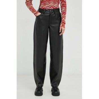 Levi's pantaloni femei, culoarea negru, drept, medium waist