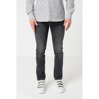 Blugi cu model cu 5 buzunare