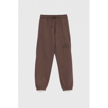 Adidas pantaloni de trening pentru copii U FI culoarea maro, neted