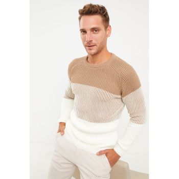 Pulover cu model colorblock si decolteu la baza gatului