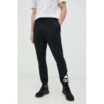 Adidas pantaloni de trening barbati, culoarea negru, cu imprimeu