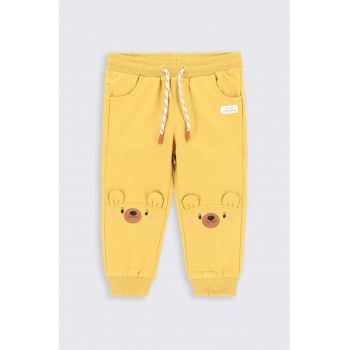 Coccodrillo pantaloni de trening pentru bebeluși culoarea galben, cu imprimeu