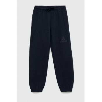 Adidas pantaloni de trening pentru copii U FI culoarea albastru marin, neted