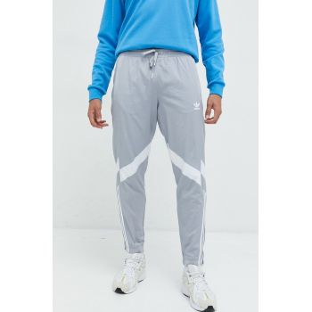 adidas Originals pantaloni de trening barbati, cu imprimeu