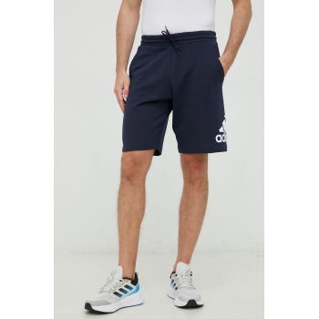 adidas pantaloni scurți din bumbac bărbați, culoarea bleumarin IC9402 ieftini