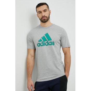 Adidas tricou din bumbac culoarea gri, cu imprimeu