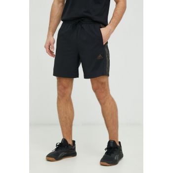 adidas pantaloni scurți de antrenament Essentials Chelsea bărbați, culoarea negru IC1493 de firma originali