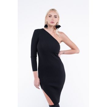 Rochie cu decolteu pe un umar si aspect striat