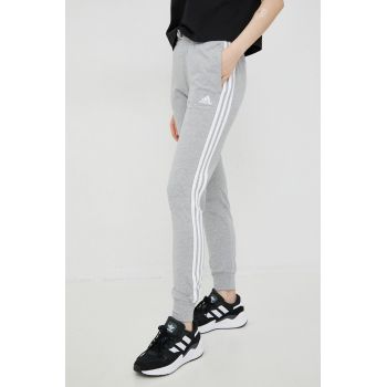 adidas pantaloni de trening femei, culoarea gri, cu imprimeu HF2605 ieftin