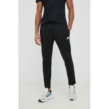 Adidas pantaloni de antrenament Essentials barbati, culoarea negru, neted