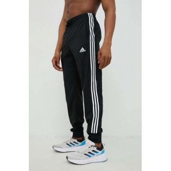 adidas pantaloni de antrenament bărbați, culoarea negru, cu imprimeu IC0041 ieftini