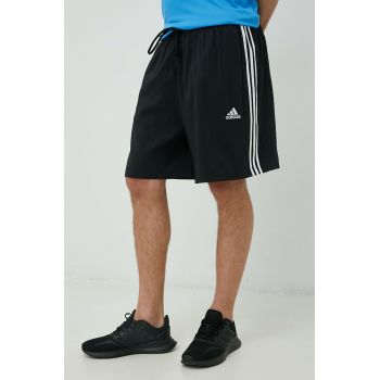 adidas pantaloni scurți de antrenament Essentials Chelsea barbati, culoarea negru de firma originali