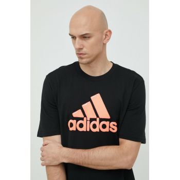 adidas tricou din bumbac Culoarea negru, cu imprimeu de firma original