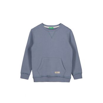 Bluza sport cu buzunar kangaroo si decolteu la baza gatului