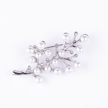 Brosa metalica argintie crenguta cu pietricele mici argintii si perle sintetice albe ieftina