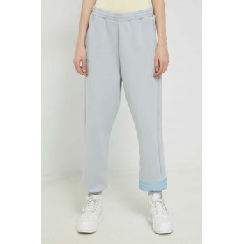 adidas Originals pantaloni de trening culoarea gri, cu imprimeu