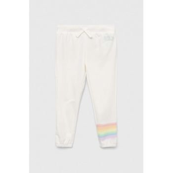 GAP pantaloni de trening pentru copii culoarea alb, cu imprimeu ieftini