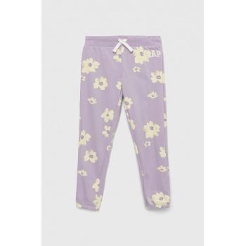 GAP pantaloni de trening pentru copii culoarea violet, cu imprimeu ieftini