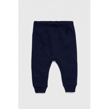 United Colors of Benetton pantaloni din bumbac pentru bebeluși culoarea albastru marin, neted ieftini