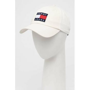 Tommy Jeans șapcă de baseball din bumbac culoarea alb, cu imprimeu ieftina