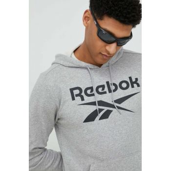 Reebok bluza barbati, culoarea gri, cu glugă, cu imprimeu