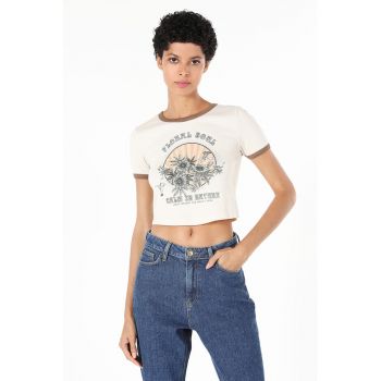 Tricou crop cu detalii contrastante