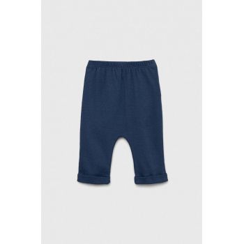 GAP pantaloni din bumbac pentru bebeluși culoarea albastru marin, cu imprimeu