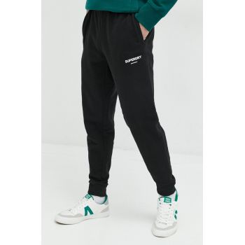 Superdry pantaloni de trening din bumbac culoarea negru, cu imprimeu