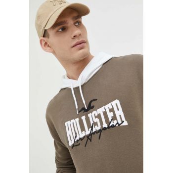 Hollister Co. bluza barbati, culoarea maro, cu glugă, cu imprimeu